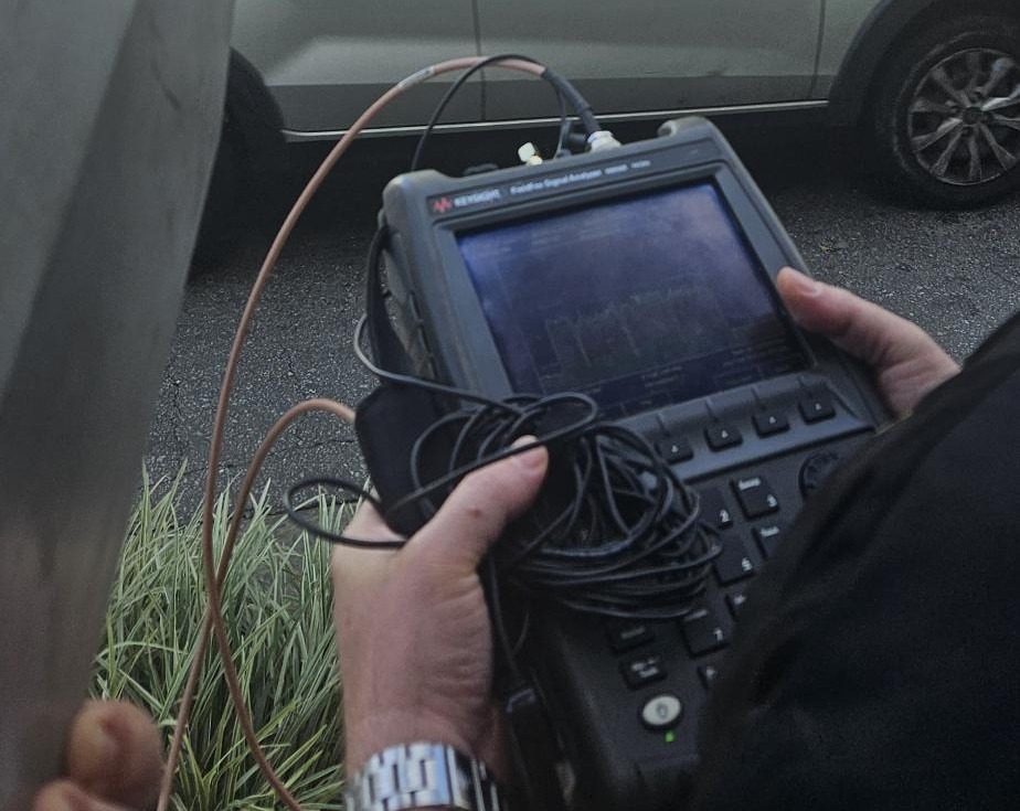 Equipamento técnico de fiscalização da Anatel para detecção de sinais de rádio