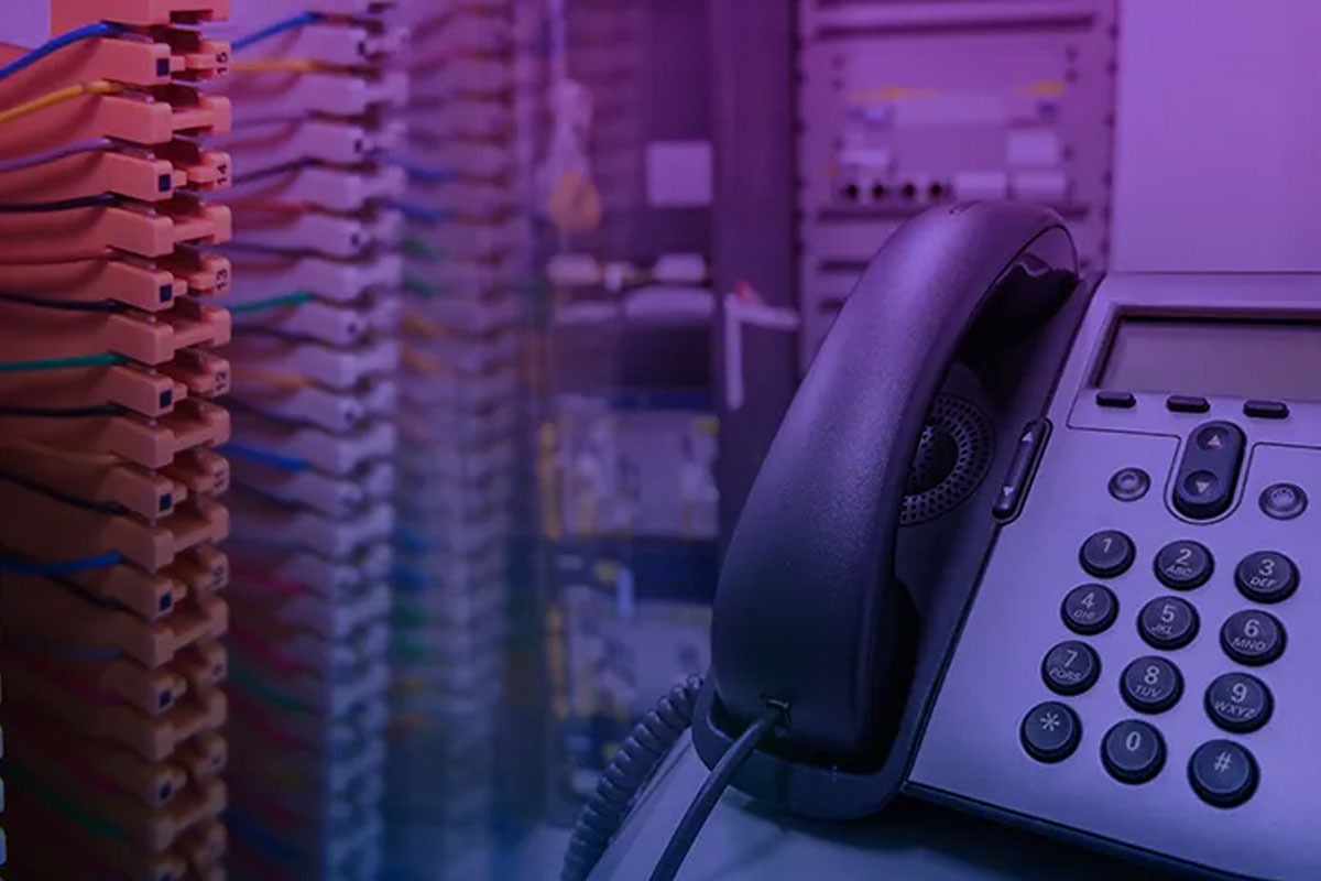 Ilustração de telefone e rede de telecomunicação.