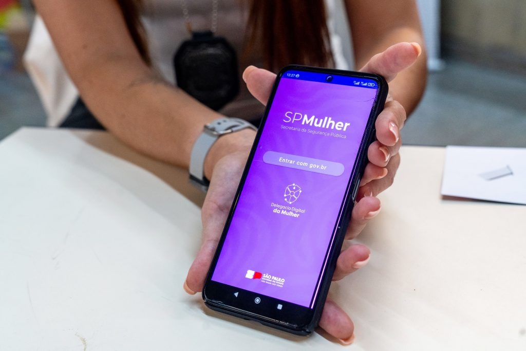 Interface do aplicativo SP Mulher Segura em smartphone