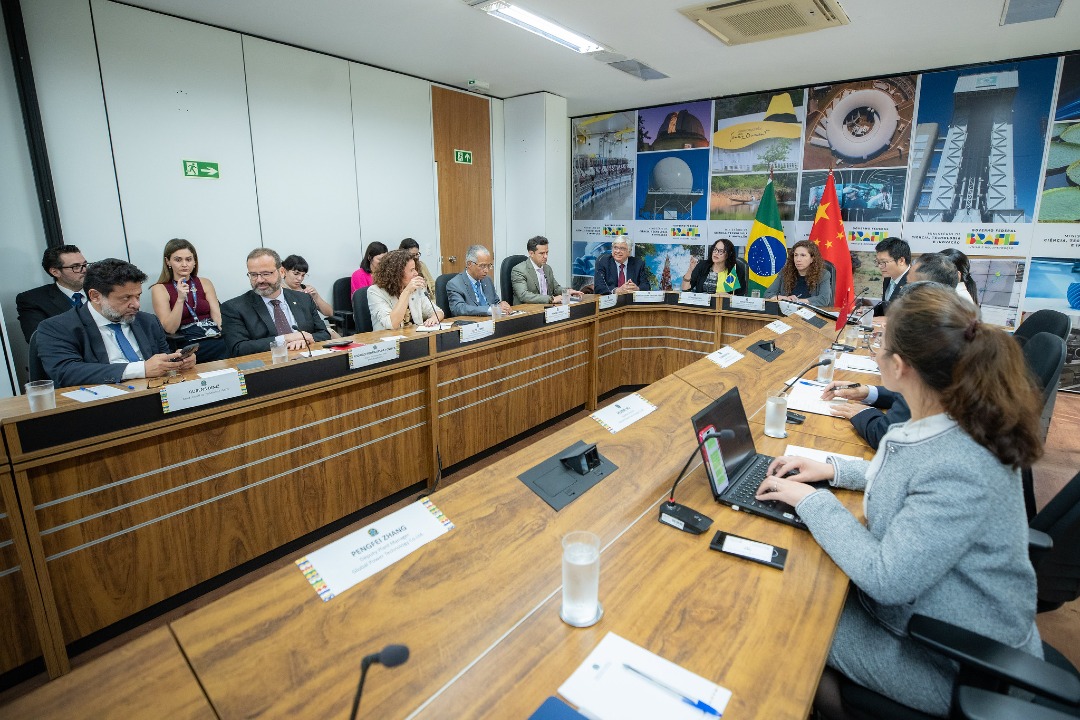 Ministras Luciana Santos e Esther Dweck em reunião sobre a parceria de semicondutores entre Ceitec e Global Power Technology.
