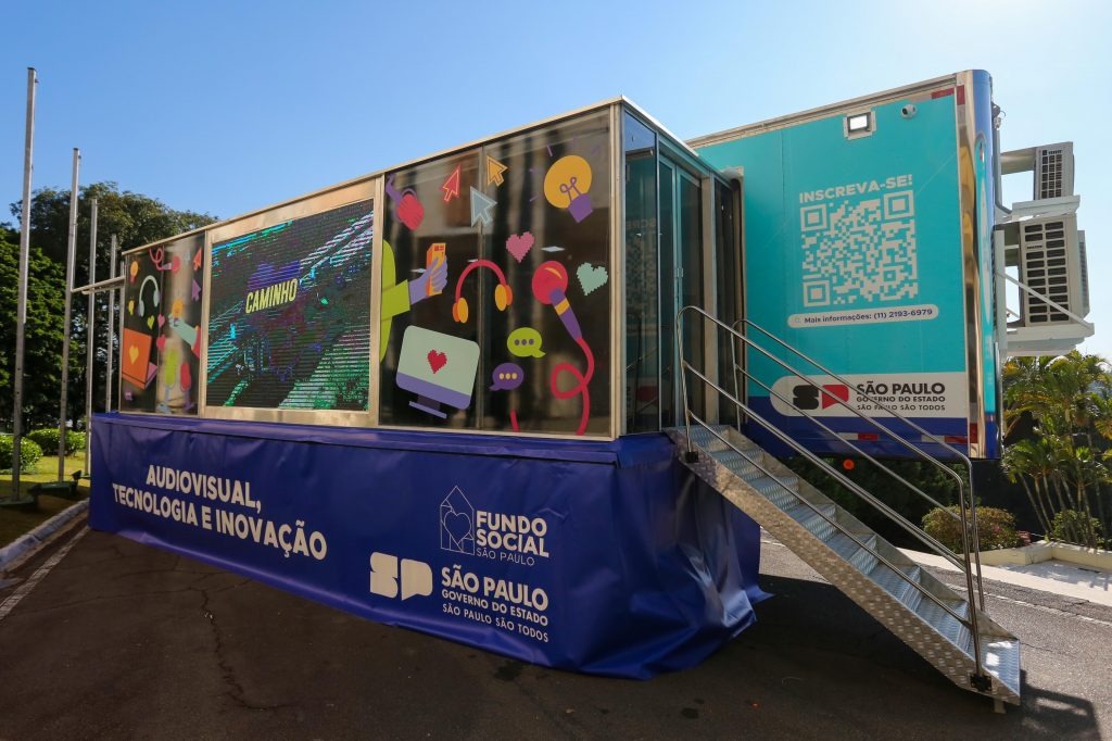 Carreta do programa Caminho da Capacitação atendendo alunos em estrutura itinerante