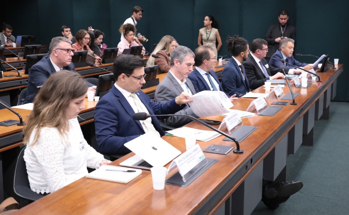 Conectividade nas escolas: Anatel detalha uso do Fust e leilões para o futuro