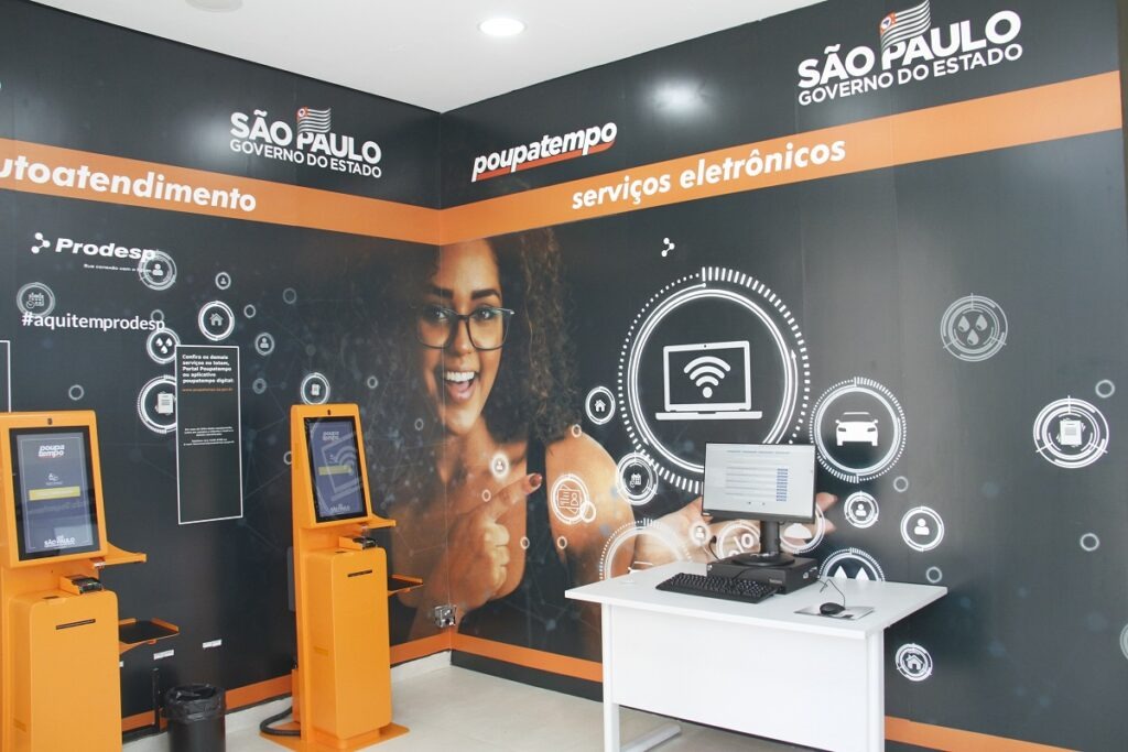 Fachada do Poupatempo e interface digital de serviços públicos