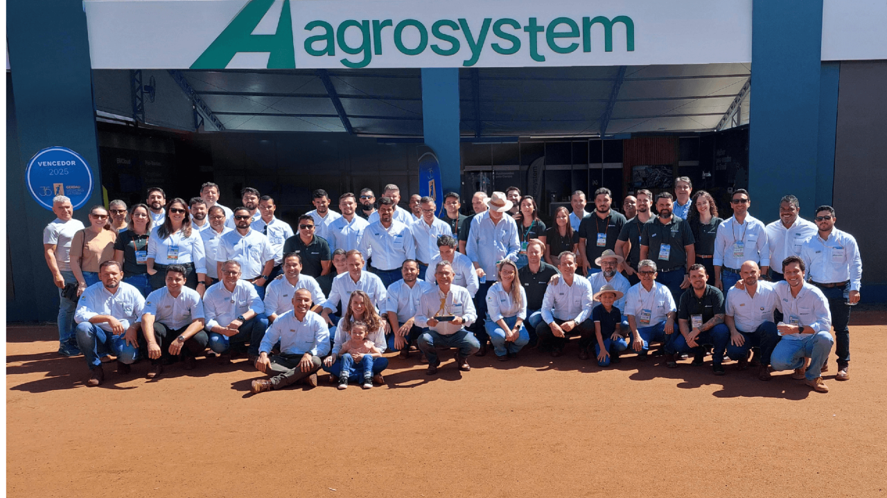 Equipe da Agrosystem recebe prêmio nacional de inovação em cerimônia oficial.