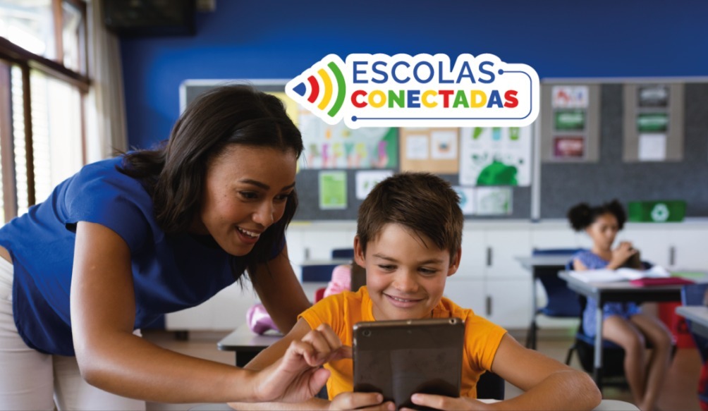 Gestor escolar acessando sistema de computador para preenchimento de dados do MEC