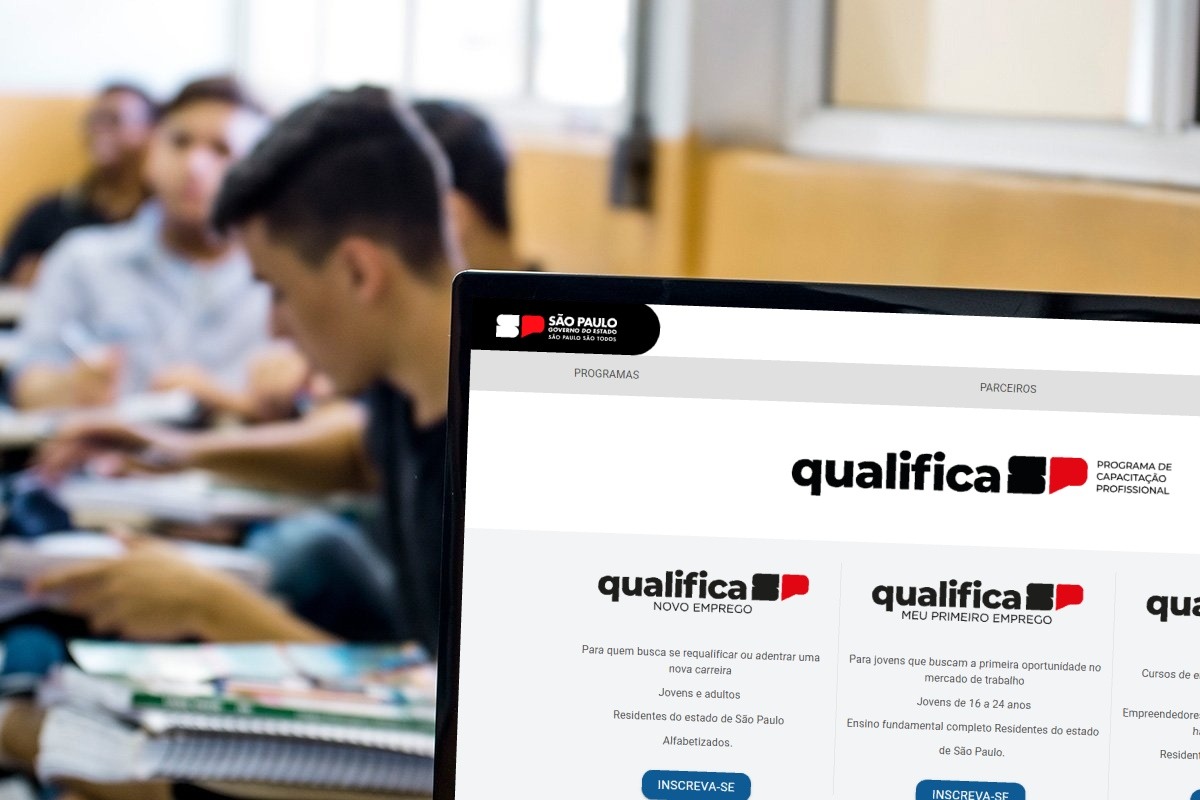 Pessoas trabalhando em computadores representando empreendedorismo