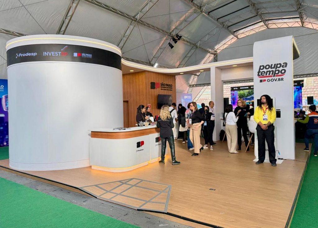Totem de autoatendimento do Poupatempo em exposição no evento de inovação em São Paulo.