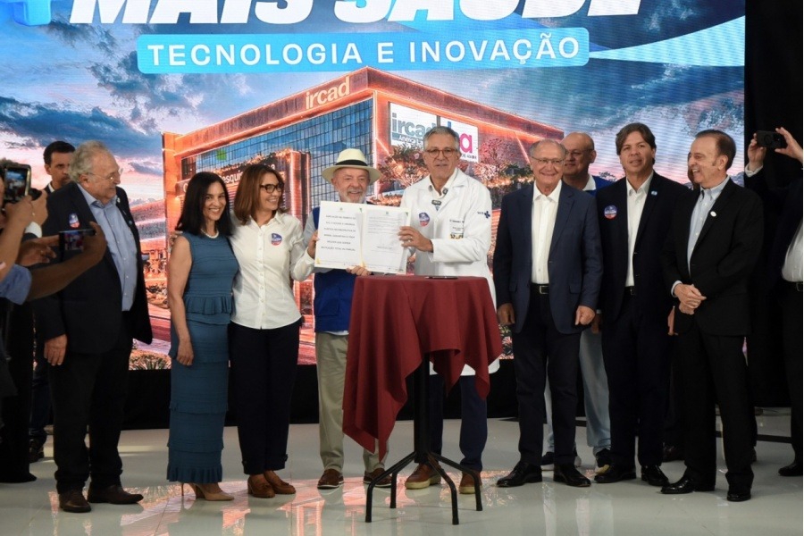 Autoridades brasileiras durante lançamento de centro de cirurgia robótica no interior de São Paulo