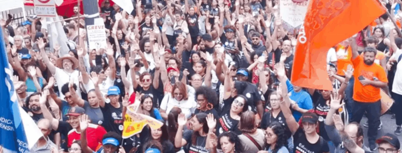 Manifestação de professores pedindo valorização salarial.