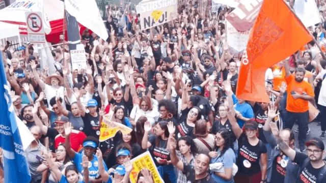 Manifestação de professores pedindo valorização salarial.