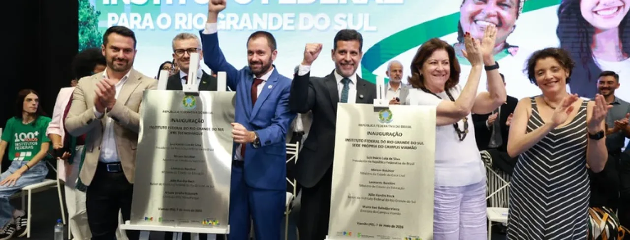 Grupo de pessoas na entrega do projeto de sede própria do campus viamão e ifrs tecnoparque.