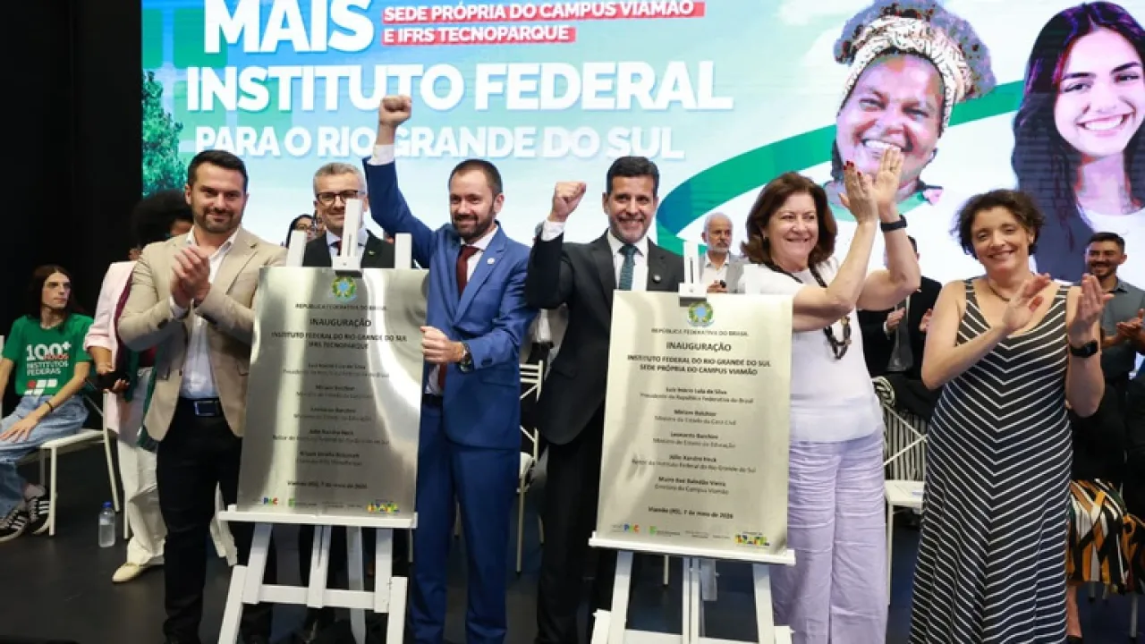 Grupo de pessoas na entrega do projeto de sede própria do campus viamão e ifrs tecnoparque.