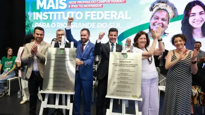 Grupo de pessoas na entrega do projeto de sede própria do campus viamão e ifrs tecnoparque.