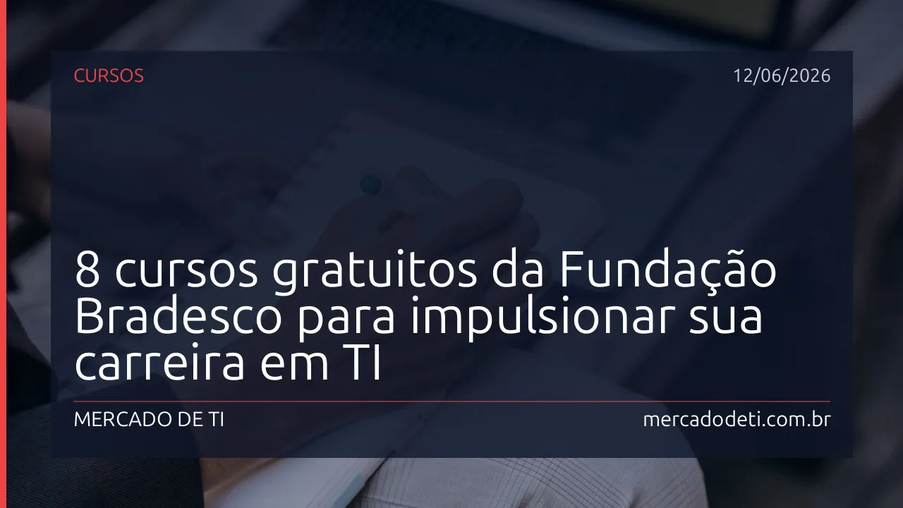 Profissional de TI utilizando notebook para estudo online