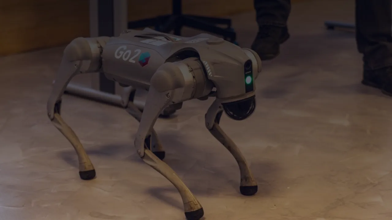 Agility robotics lança digit 5: robô humanoide ergue 23 kg, recarrega em 9 minutos e trabalha 20 horas por dia