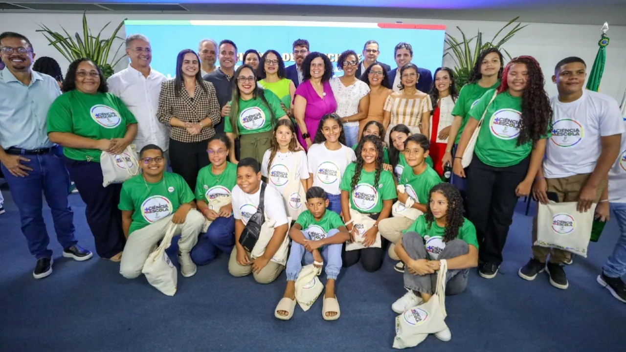 Grupo de jovens com camiseta do Ciencia na escola
