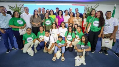 Grupo de jovens com camiseta do Ciencia na escola