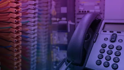 Ilustração de telefone e rede de telecomunicação.