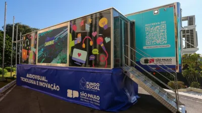 Carreta do programa Caminho da Capacitação atendendo alunos em estrutura itinerante