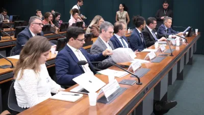Conselheiro Nilo Pasquali discursando em audiência na Câmara dos Deputados sobre conectividade escolar