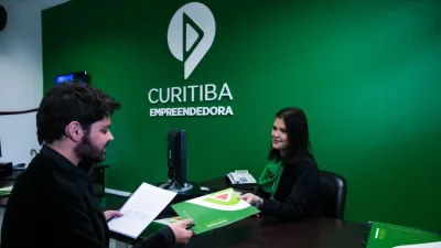 Fachada de um Espaço Empreendedor em Curitiba oferecendo suporte para microempreendedores.