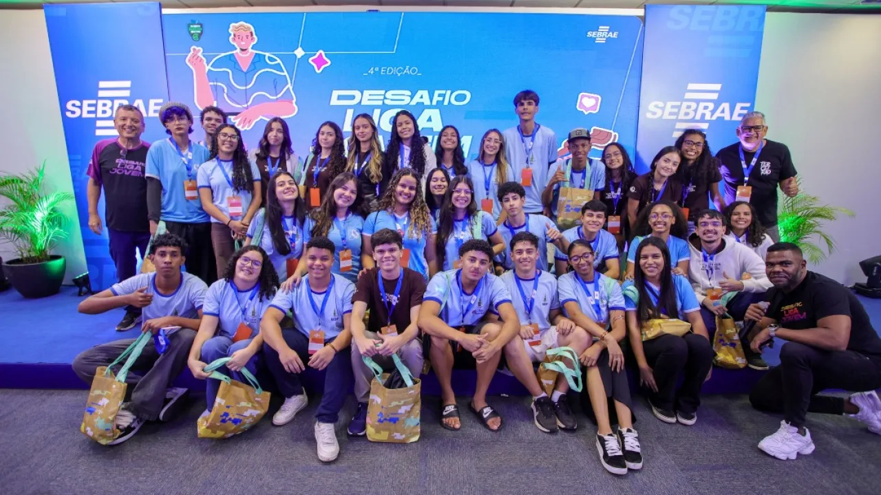 Estudantes em um desafio de inovação e empreendedorismo do Sebrae