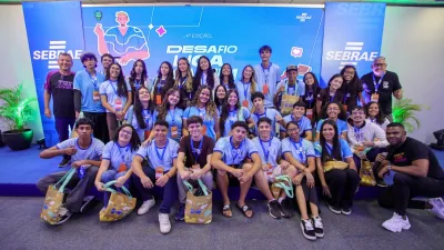 Estudantes em ambiente de colaboração e tecnologia