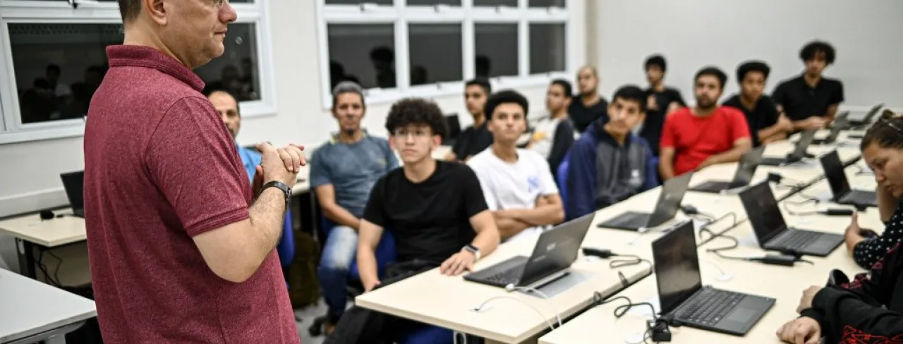 Fachada da nova Fatec Suzano com laboratórios modernos e salas de aula.