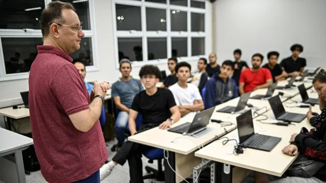Fachada da nova Fatec Suzano com laboratórios modernos e salas de aula.