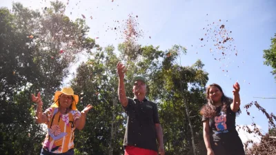 Ribeirinhos trabalhando no plantio de sementes para reflorestamento na Amazônia