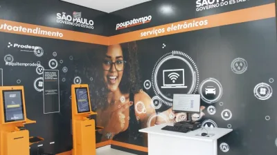 Fachada do Poupatempo e interface digital de serviços públicos