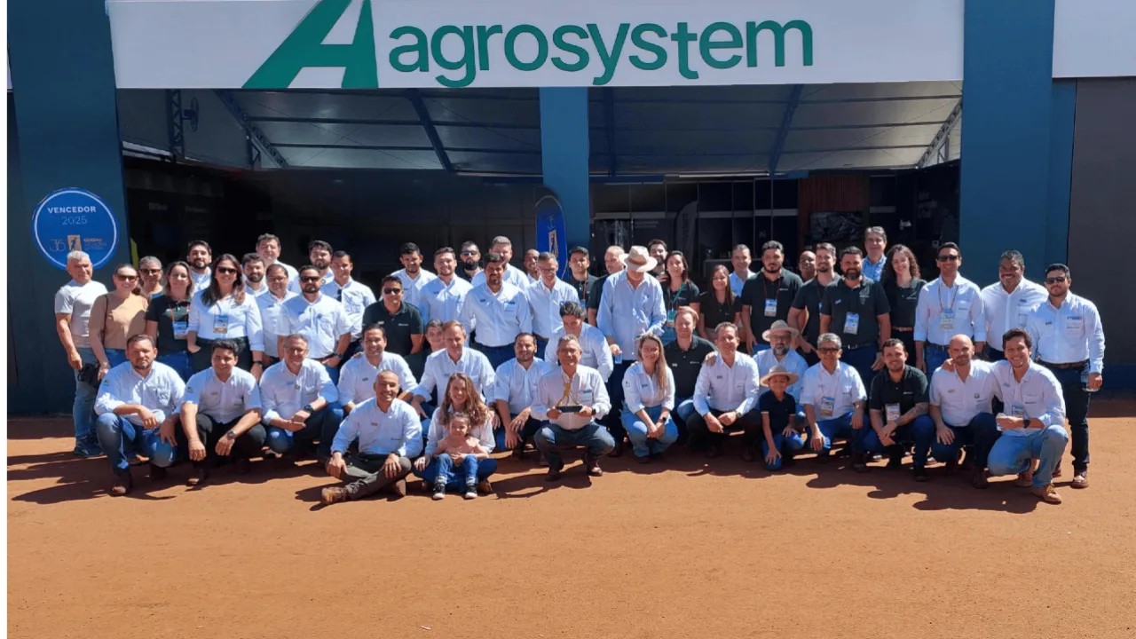 Equipe da Agrosystem recebe prêmio nacional de inovação em cerimônia oficial.