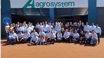 Equipe da Agrosystem recebe prêmio nacional de inovação em cerimônia oficial.