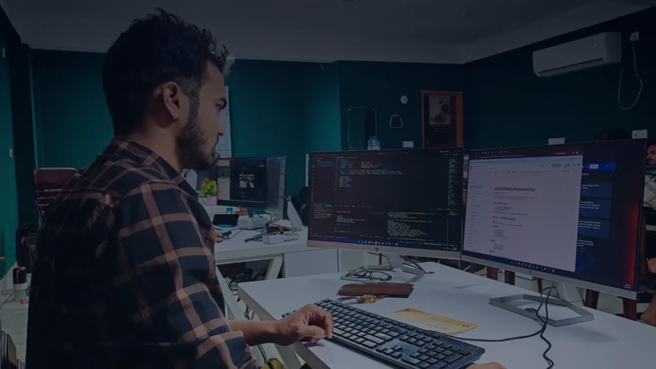 Levantamento ey: 87% das empresas já testam software interno gerado por IA, e o SaaS sente a pressão