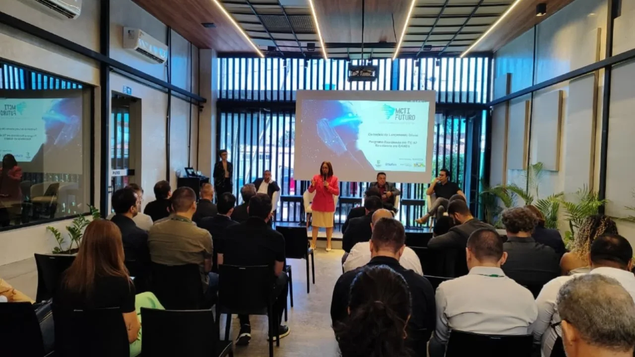 Estudantes em laboratório de informática utilizando tecnologias de desenvolvimento de jogos