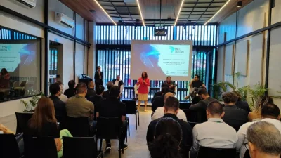 Estudantes em laboratório de informática utilizando tecnologias de desenvolvimento de jogos