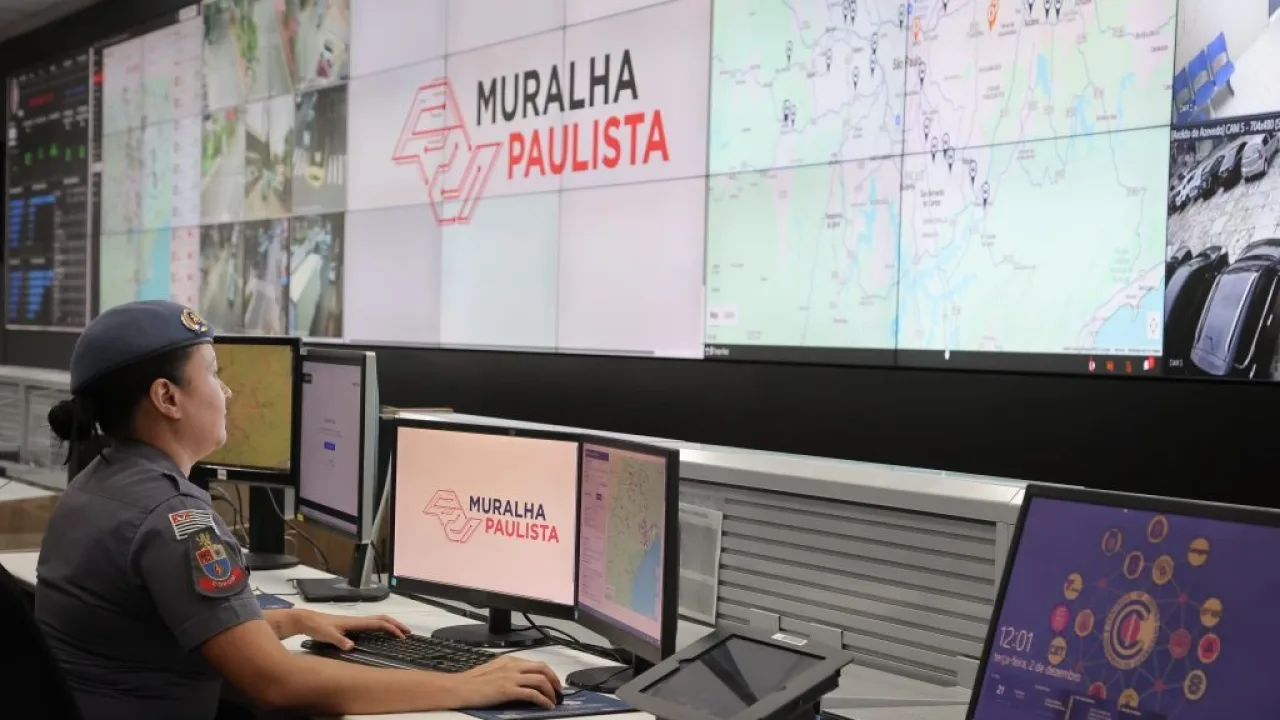 Sistema de reconhecimento facial do programa Muralha Paulista auxiliando a polícia.
