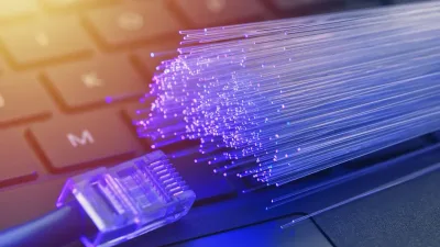 Infraestrutura de redes e cabos de fibra ótica simbolizando a descentralização do tráfego de internet.