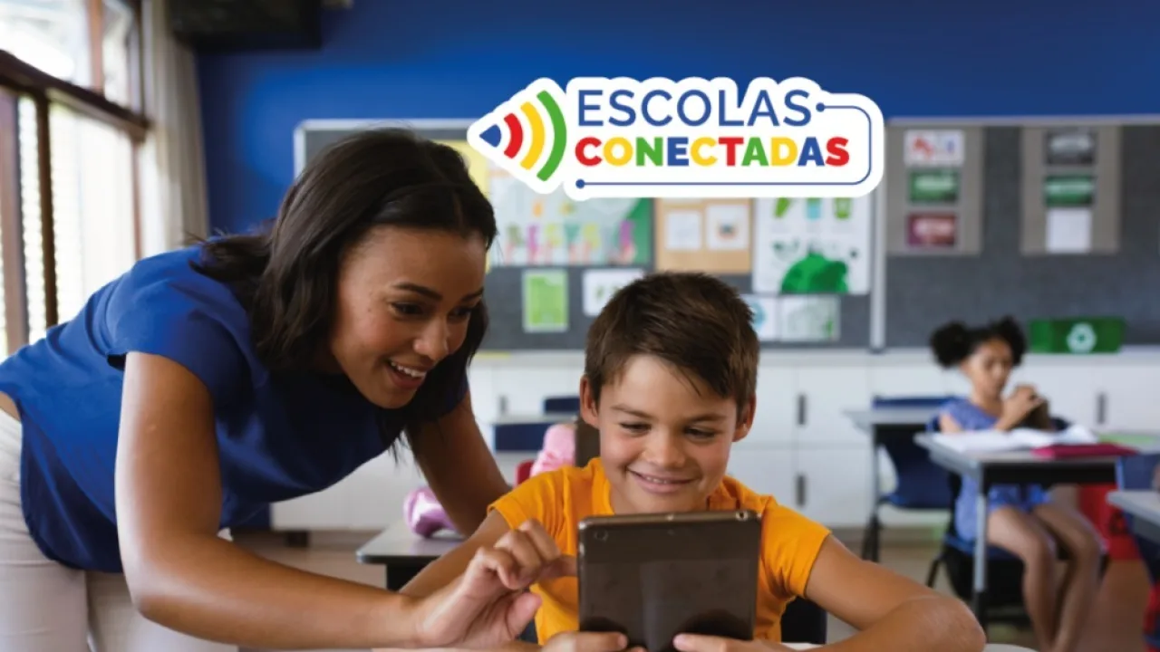 Gestor escolar acessando sistema de computador para preenchimento de dados do MEC