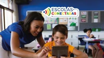 Gestor escolar acessando sistema de computador para preenchimento de dados do MEC