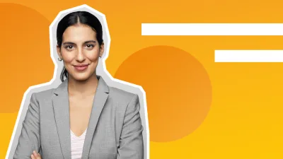 Mulher liderando projeto de tecnologia em ambiente de inovação.