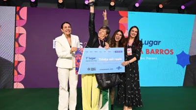 Mulher empreendedora em escritório de tecnologia