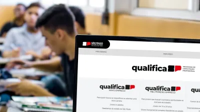 Pessoas trabalhando em computadores representando empreendedorismo