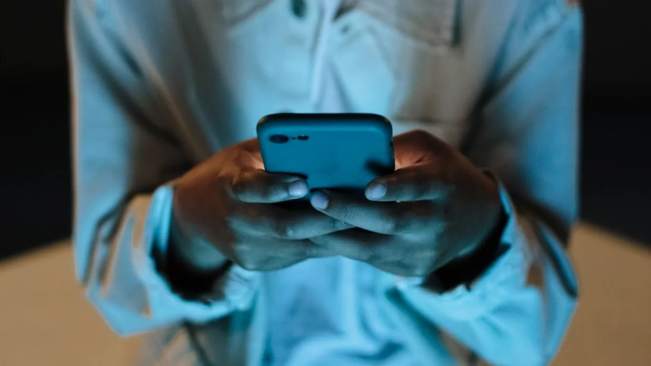 Reino Unido exige bloqueio de nudez em celulares de menores: Apple e Google na mira