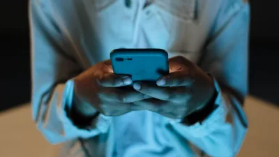 Reino Unido exige bloqueio de nudez em celulares de menores: Apple e Google na mira