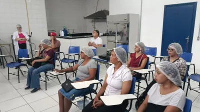 Pessoa em ambiente de escritório utilizando computador para buscar oportunidades de emprego e qualificação técnica.