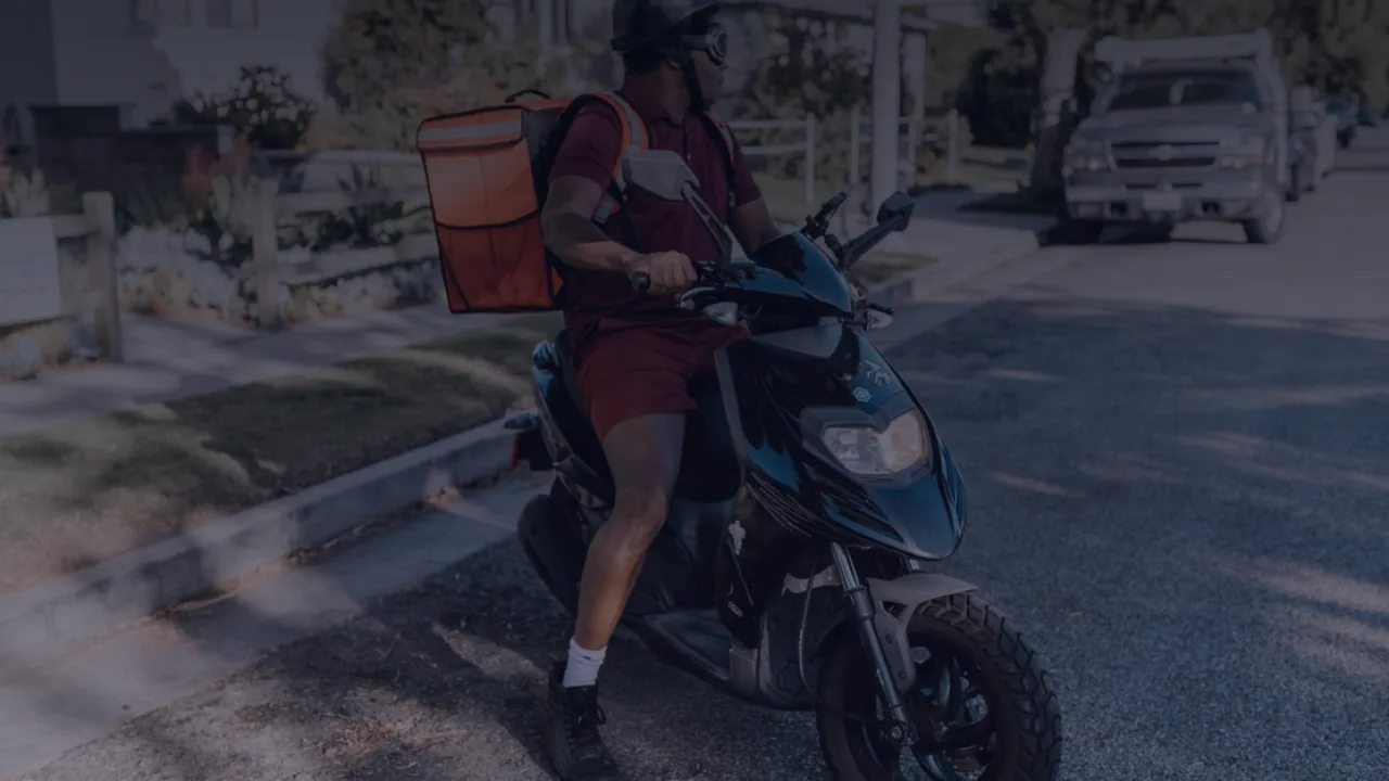 DoorDash reduz em 50% abusos verbais com moderação de IA em camadas