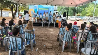 Unidade móvel do Sebrae estacionada em Itapirapuã para atendimento a empreendedores locais.