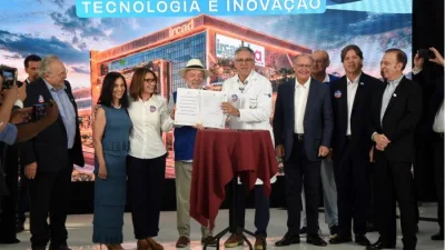 Autoridades brasileiras durante lançamento de centro de cirurgia robótica no interior de São Paulo