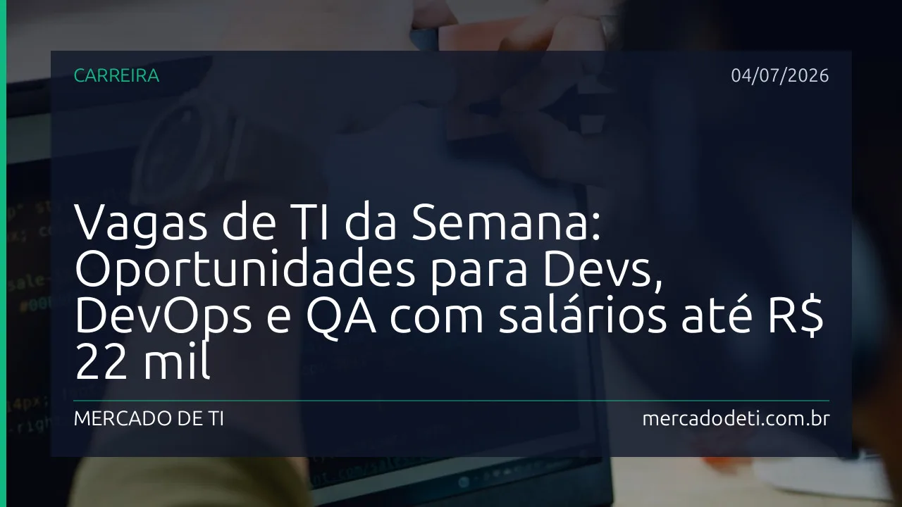 Profissional de TI trabalhando remotamente com múltiplos monitores